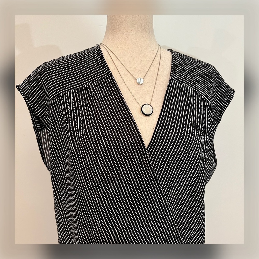 MAX STUD black/white sleeveless wrap top